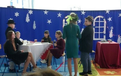 uczniowie podczas występu na sali gimnastycznej 